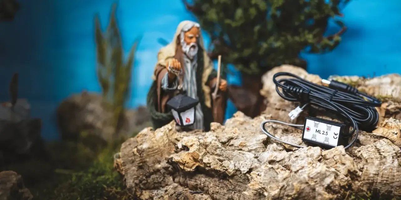 Un vecchio con lanterna e cavi per illuminare il tuo diorama. Ecco come fare un diorama con effetti speciali.