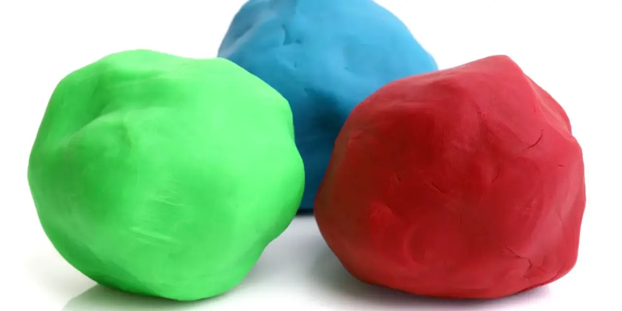 Tre masse di materiale plastico modellabile: verde, blu e rosso, pronte per creare forme fantastiche.