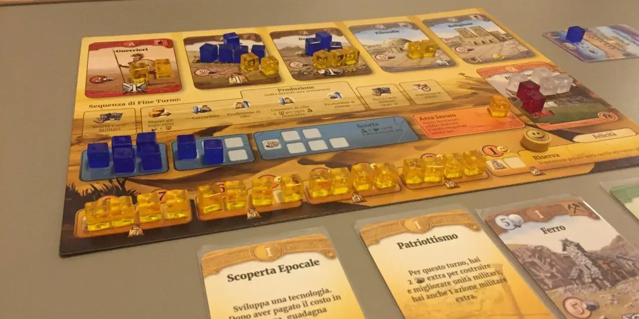 Un gioco da tavolo che ripercorre le ere, con pedine blu e gialle che rappresentano risorse e unità, carte evento e un tabellone di civiltà.