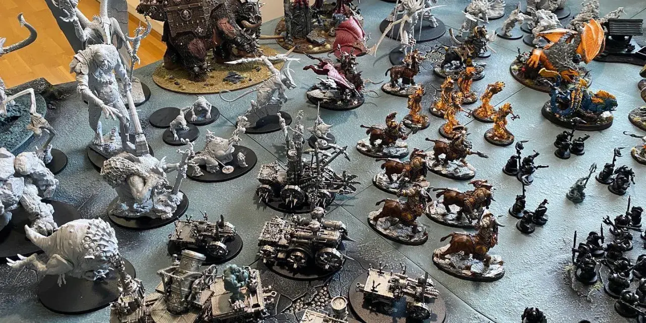 Vasta collezione di miniature per Forge World 40k: demoni, creature mostruose e veicoli da battaglia pronti per la guerra.