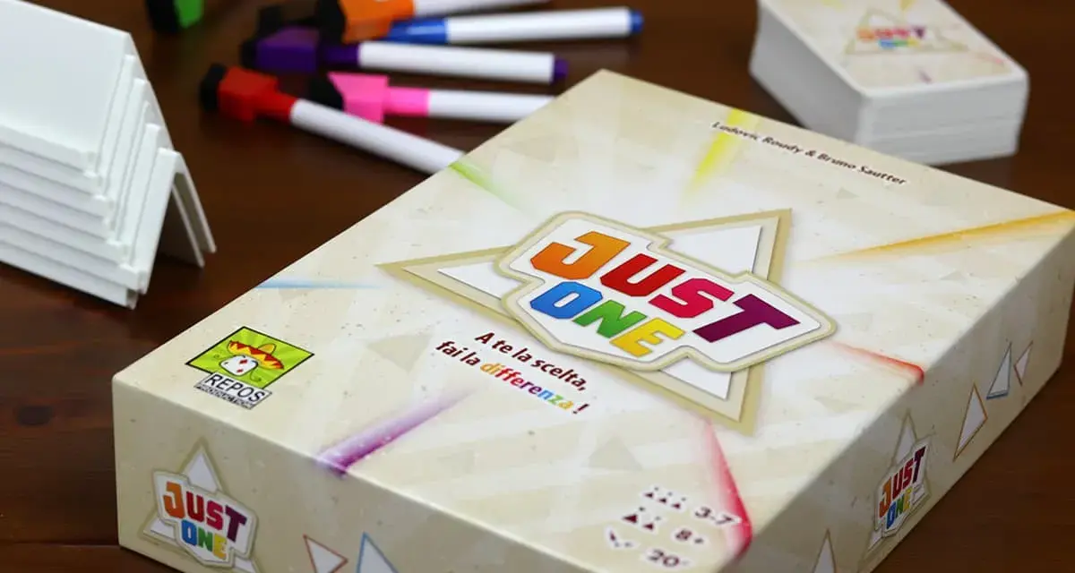 Scatola del gioco da tavolo "Just One" con pennarelli colorati e supporti bianchi. Un gioco per tutti!