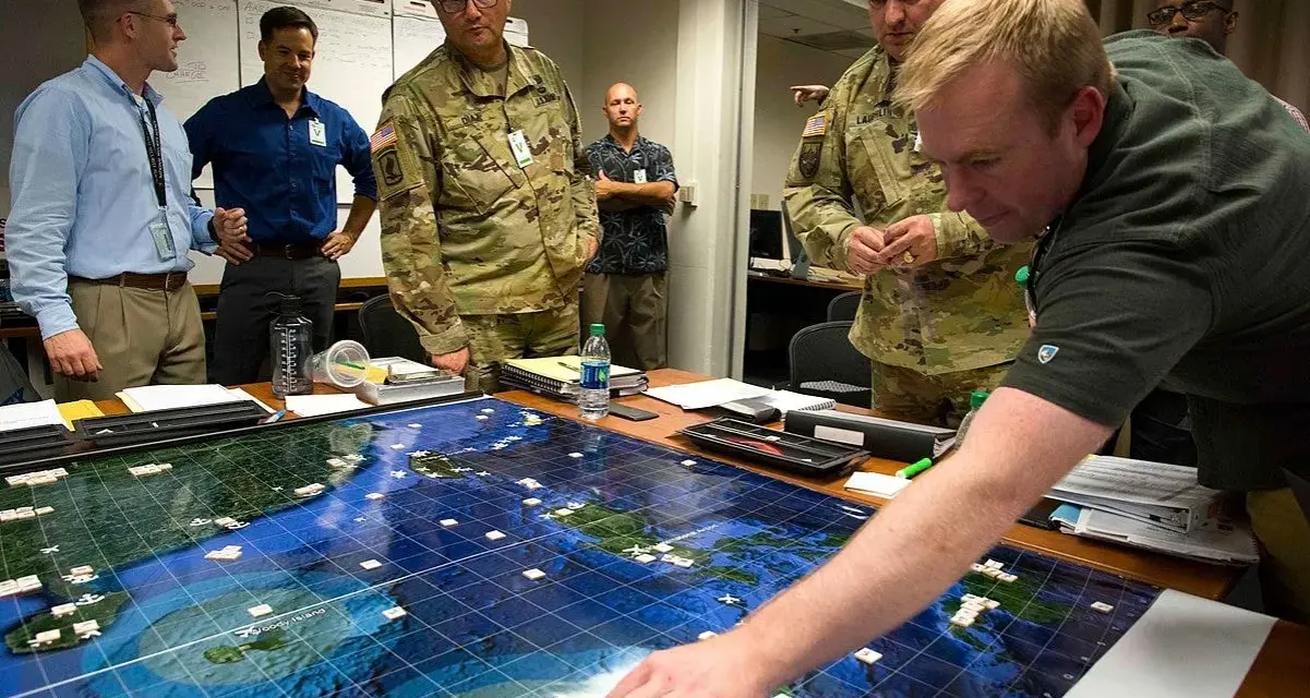 Uomini in uniforme e civili studiano un grande gioco da tavolo strategico con armate e territori marittimi, pianificando mosse.