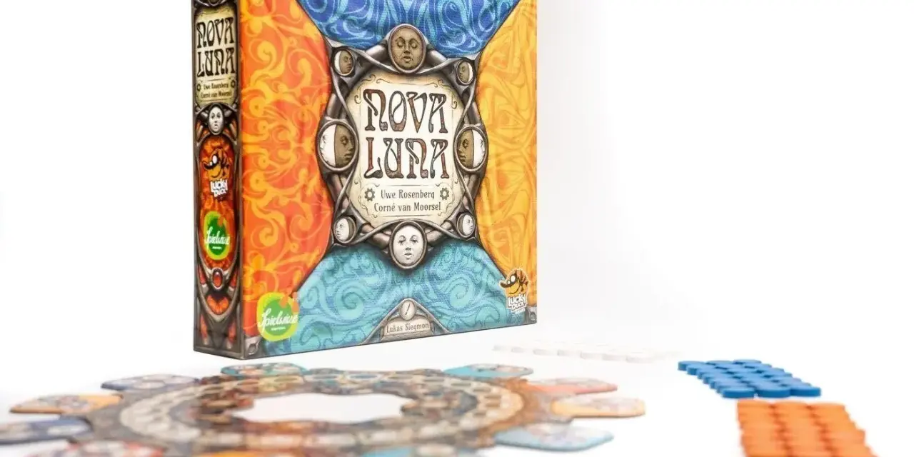 Scatola e componenti del gioco da tavolo Nova Luna, perfetto per **giochi da fare in due**. Un'avventura strategica con tessere colorate e un design lunare.