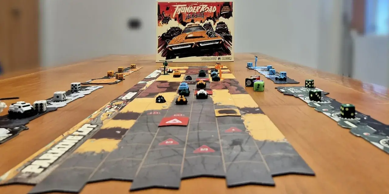 Il gioco da tavolo "Thunder Road Vendetta" è pronto per una folle corsa. Dadi e macchinine colorate sul tavolo.