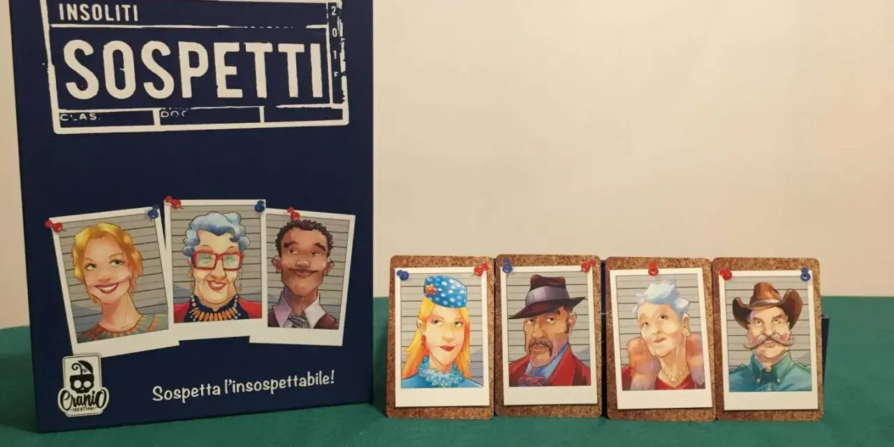 Il gioco "Insoliti Sospetti" presenta una scatola blu con ritratti di personaggi e carte con volti di sospetti, pronti per essere identificati.