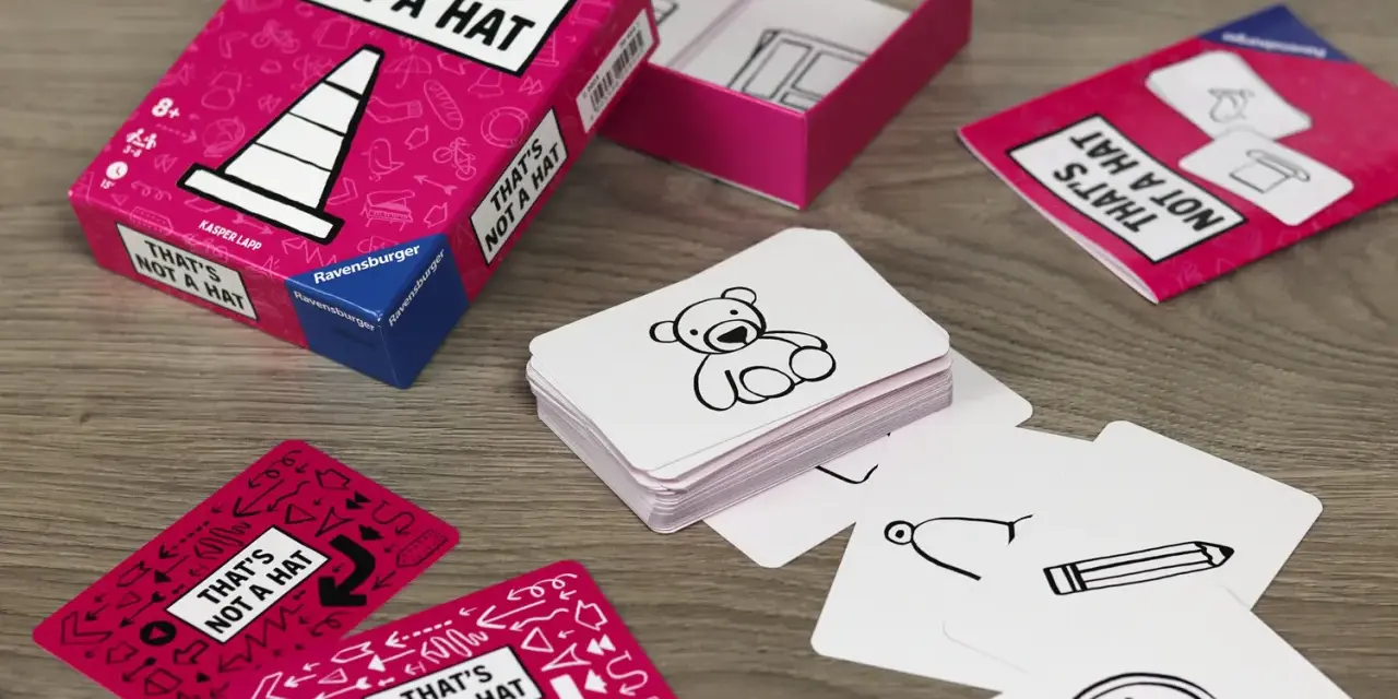 Scatola e carte del gioco "That's Not a Hat" con disegni di orsacchiotti, matite e orologi.