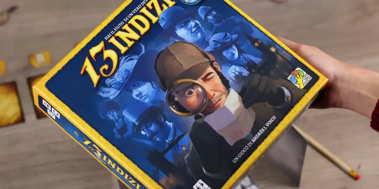 La scatola del gioco da tavolo "13 indizi" mostra un detective con lente d'ingrandimento che indaga su misteriosi personaggi in un'ambientazione notturna.