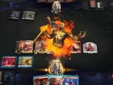 Un giocatore sta imparando come si gioca a Magic, con creature in fiamme e carte sul campo di battaglia.