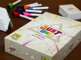 Scatola del gioco da tavolo "Just One" con pennarelli colorati e supporti bianchi. Un gioco per tutti!