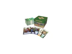 Scatola e carte del gioco da tavolo Earthborne Rangers. Un mazzo di carte è visibile in primo piano, con illustrazioni colorate.