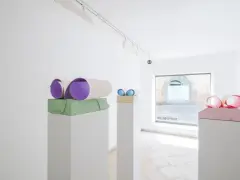 Sculture colorate in un ambiente minimalista, un gioco di forme e colori che invita all'esplorazione visiva.
