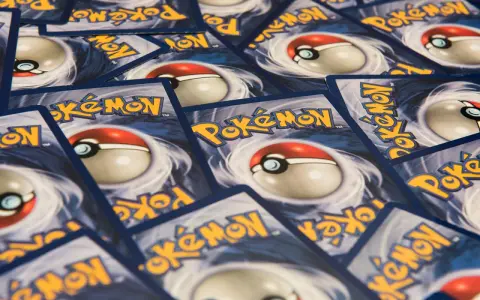 Un mucchio di carte Pokémon, con il logo giallo e il design della Poké Ball. Queste sono tra le carte Pokémon più belle per ogni collezionista.