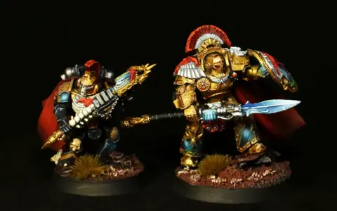 Due guerrieri dorati, uno con un'alabarda ornata, l'altro con una lancia scintillante, pronti alla battaglia. Asterion Moloc, un nome che riecheggia nel loro pantheon.