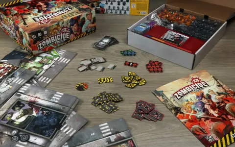 La scatola di Zombicide 2ª Edizione, plance modulari, miniature e segnalini pronti per una recensione avvincente.