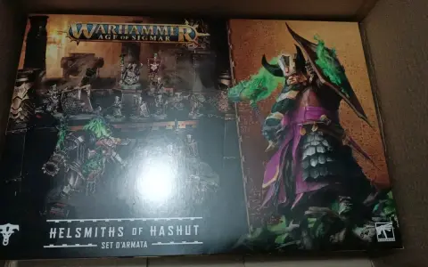 Scatola di Warhammer Age of Sigmar con i nani del caos, Helsmiths of Hashut, pronti a scatenare la loro furia.