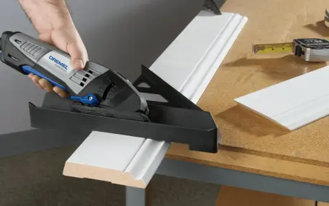 Uso del Dremel per tagliare plexiglass e modanature. Precisione nel taglio per progetti fai-da-te.