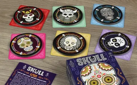 Dischi colorati con teschi decorati, pronti per una partita al gioco Skull.