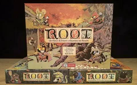 Scatole del gioco da tavolo Root e sue espansioni: La Compagnia del Fiume e Il Mondo Sotterraneo. Personaggi antropomorfi in stile fantasy.