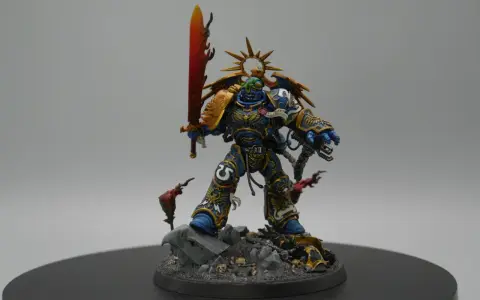 Roboute Guilliman, Primarca degli Ultramarines, brandisce la spada ardente su un campo di battaglia disseminato di teschi.