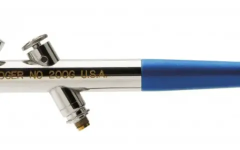 Aerografo Badger con serbatoio superiore e impugnatura blu. Ideale per imparare come usare aerografo per dettagli precisi.