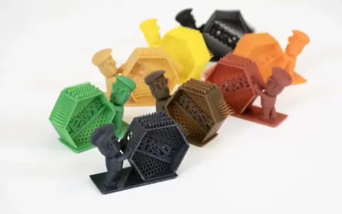 Piccoli omini colorati sorreggono oggetti esagonali con punte. Attenzione, respirare resina fa male!