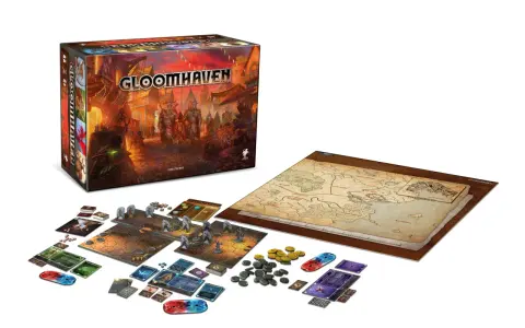 La scatola di Gloomhaven, la mappa del mondo e i componenti del gioco pronti per una nuova avventura. Una recensione di questo epico gioco da tavolo.