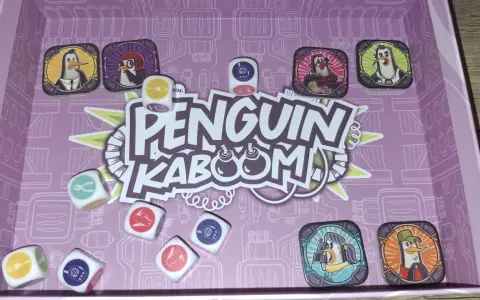 Il gioco di carte Penguin Kaboom! con dadi e pedine pinguino. Preparati per un'esplosione di divertimento!