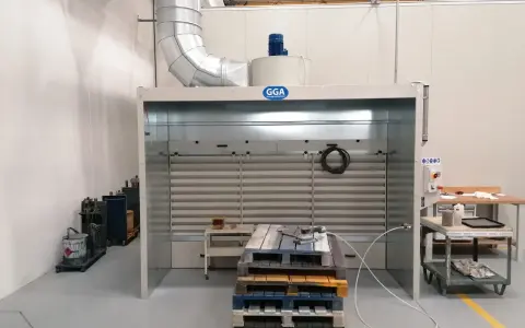 Cabina di verniciatura con aspiratore per verniciatura fai da te, dotata di filtri e motore.