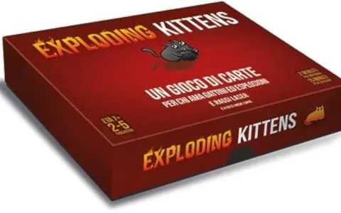 La scatola del gioco di carte "Exploding Kittens" è rossa e presenta un gattino nero. Ideale per chi ama i gattini e le esplosioni!