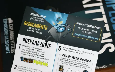 Regolamento e preparazione per l'espansione Imploding Kittens di Exploding Kittens. Include 20 carte e il cono della vergogna.