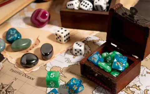 Dadi colorati e pietre preziose su una mappa antica, pronti per i migliori giochi da tavolo.