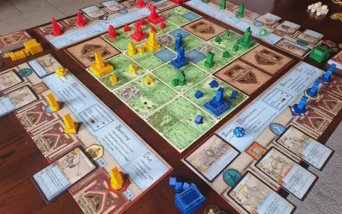 Un tavolo con un gioco da tavolo di strategia, con pedine rosse, gialle, blu e verdi. Un esempio di giochi 4x.