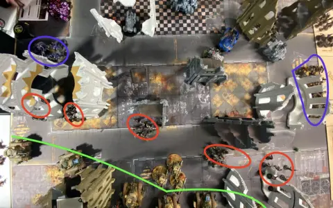 Un campo di battaglia di Warhammer con miniature di guardia imperiale in posizioni strategiche tra rovine e veicoli.