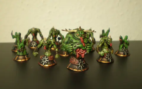 Un gruppo di miniature verdi e grottesche, con un mostro grasso al centro, evoca il caos nel vecchio mondo.