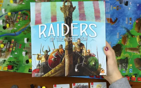 Scatola del gioco da tavolo "Raiders of the North Sea" con vichinghi pronti all'arrembaggio.