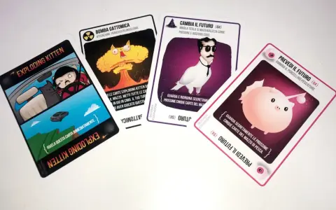 Carte di Exploding Kittens: "Exploding Kitten", "Bomba Gatomica", "Cambia il Futuro" e "Prevedi il Futuro". Le regole del gioco sono illustrate in modo divertente.