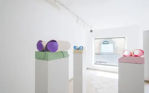Sculture colorate in un ambiente minimalista, un gioco di forme e colori che invita all'esplorazione visiva.
