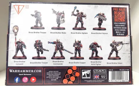 Miniature di un genestealer cult, con guerrieri pronti alla battaglia.
