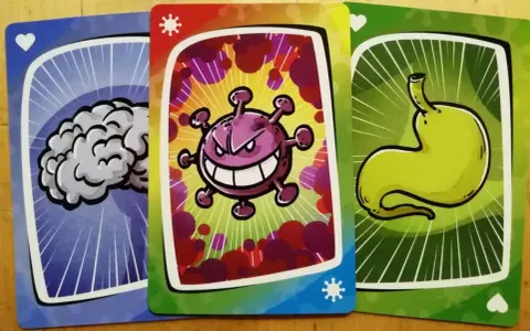 Carte di un gioco: un cervello, un virus minaccioso e uno stomaco. Chi vincerà la battaglia?