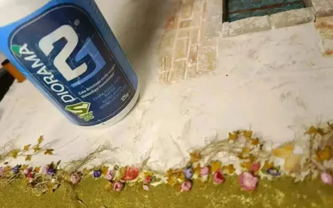 Colla vinilica DIORAMA usata per creare un paesaggio in miniatura con sabbia e fiori.
