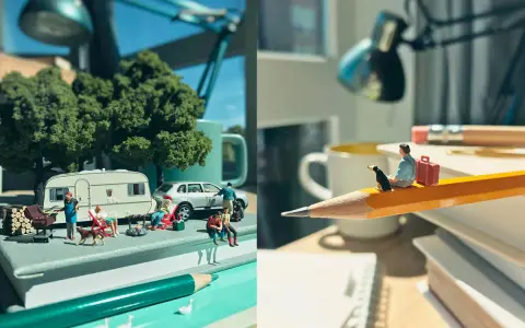 Un diorama cos'è? Scene in miniatura: un campeggio con roulotte e persone, e un uomo con cane su una matita.