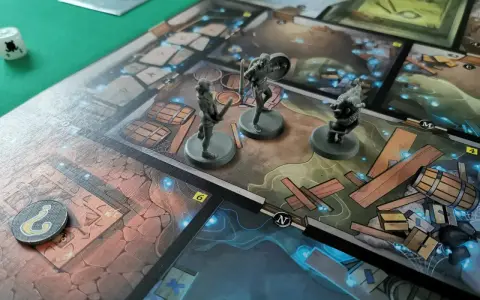 Miniature di eroi si preparano ad affrontare le oscure trame di un gioco da tavolo, tra barili e rune luminose, in un'avventura ricca di tales of evil.