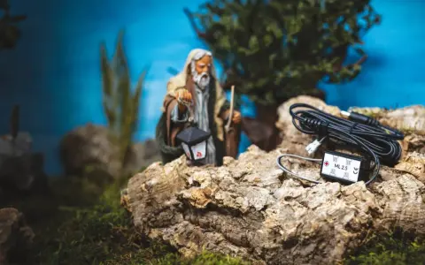 Un vecchio con lanterna e cavi per illuminare il tuo diorama. Ecco come fare un diorama con effetti speciali.