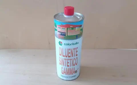 Lattina di diluente sintetico Coloritalia. La differenza con il diluente nitro è nella composizione chimica, questo è per vernici sintetiche.