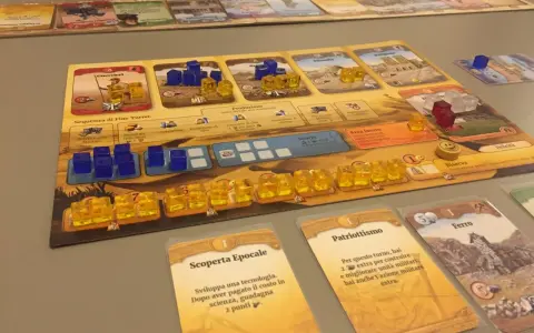 Un gioco da tavolo che ripercorre le ere, con pedine blu e gialle che rappresentano risorse e unità, carte evento e un tabellone di civiltà.