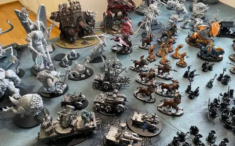 Vasta collezione di miniature per Forge World 40k: demoni, creature mostruose e veicoli da battaglia pronti per la guerra.