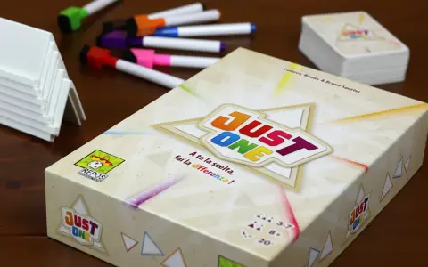 Scatola del gioco da tavolo "Just One" con pennarelli colorati e supporti bianchi. Un gioco per tutti!