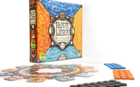 Scatola e componenti del gioco da tavolo Nova Luna, perfetto per **giochi da fare in due**. Un'avventura strategica con tessere colorate e un design lunare.