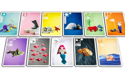 Carte da gioco con animali marini in origami: polpo, pinguino, medusa, granchio, marinaio, squalo, pesci, sirena, tartaruga, nuotatore. Un mondo di sea salt and paper.