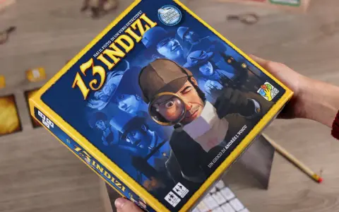 La scatola del gioco da tavolo "13 indizi" mostra un detective con lente d'ingrandimento che indaga su misteriosi personaggi in un'ambientazione notturna.